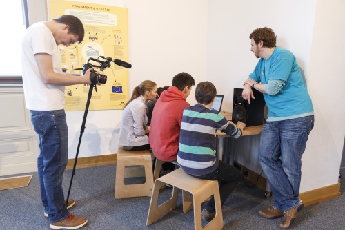 w24-Kameramann filmt SchülerInnen des Evangelischen Werkschulheim und Gymnasium bei der Gruppenarbeit