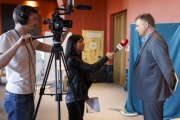 Leiter des Dienstes L4 – Information und Öffentlichkeit Rudolf Gollia beim Interview für ein w24-Spezial zu den EU-Wahlen