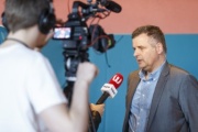 Leiter des Dienstes L4 – Information und Öffentlichkeit Rudolf Gollia beim Interview für ein w24-Spezial zu den EU-Wahlen
