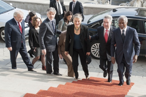 v.li.: Parlamentsdirektor Harald Dossi, Nane Annan, Bundespräsident Heinz Fischer und der frühere UNO-Generalsekretär Kofi Annan