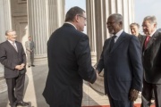 v.li.: Der Zweite Nationalratspräsident Karlheinz Kopf (V) begrüßt den früheren UNO-Generalsekretär Kofi Annan