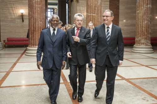 v.li: Der frühere UNO-Generalsekretär Kofi Annan, Bundespräsident Heinz Fischer und der Zweite Nationalratspräsident Karlheinz Kopf am Weg zum Historischen Sitzungssaal