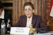 Vorsitzende der EU-Delegation beim Europarat Luisella Pavan-Woolfe am Podium