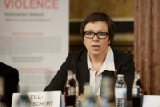 Programmleiterin der EU-Grundrechteagentur (FRA) Ursula Till-Tentschert am Podium