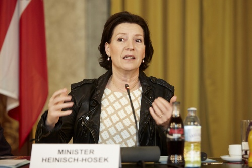 Frauenministerin Gabriele Heinisch-Hosek am Podium