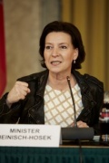Frauenministerin Gabriele Heinisch-Hosek am Podium