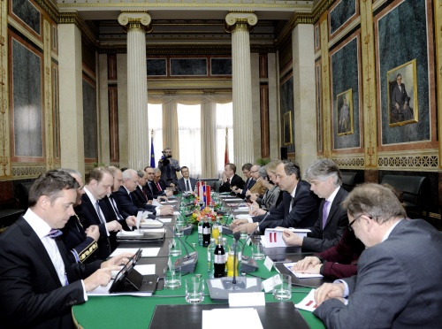 Aussprache. Linke Seite die Slowakische Delegation mit Ivan Gasparovic (5.v.li.). Rechte Seite die Österreichische Delegation mit Nationalratspräsidentin Barbara Prammer (S) (4.v.li.)