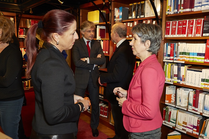 v.re.: Nationalratspräsidentin Barbara Prammer im Gespräch mit der Generalsekretärin des Nationalfonds Hannah Lessing