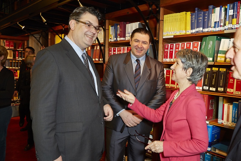 v.re.: Nationalratspräsidentin Barbara Prammer im Gespräch mit dem Präsidenten der  Israelitischen Kultusgemeinde Oskar Deutsch und dem Vizepräsidenten der IKG Dezoni Dawaraschwili