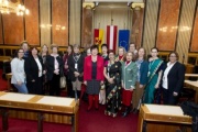 Gruppenfoto mit der Vizepräsidentin des Bundesrates Susanne Kurz (9.v.li.)