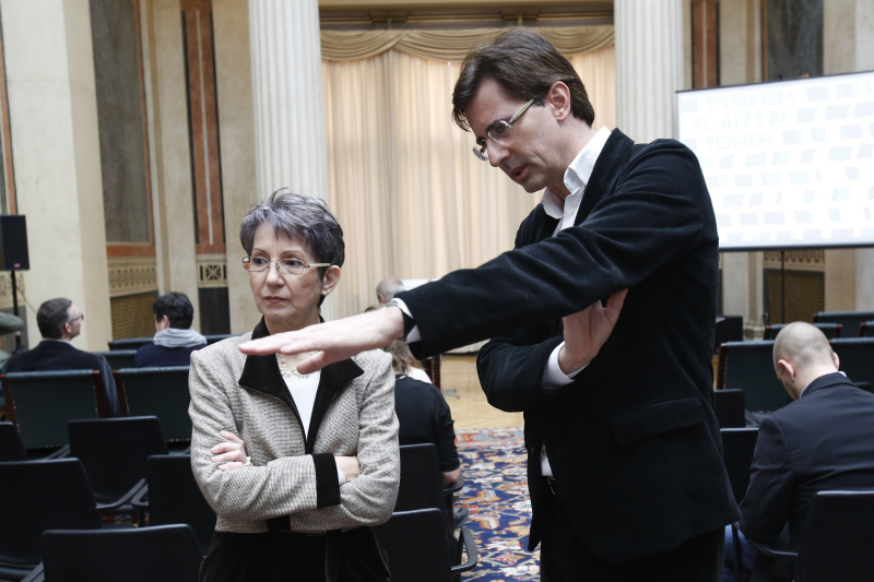 v.li.: Nationalratspräsidentin Barbara Prammer im Gespräch mit dem Ausstellungskurator und Kommissär Christian Kühn
