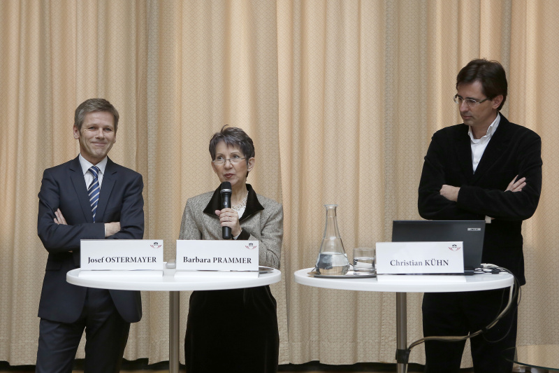 v.li.: Kanzleramtsminister Josef Ostermayer, Nationalratspräsidentin Barbara Prammer und Ausstellungskurator und Kommissär Christian Kühn