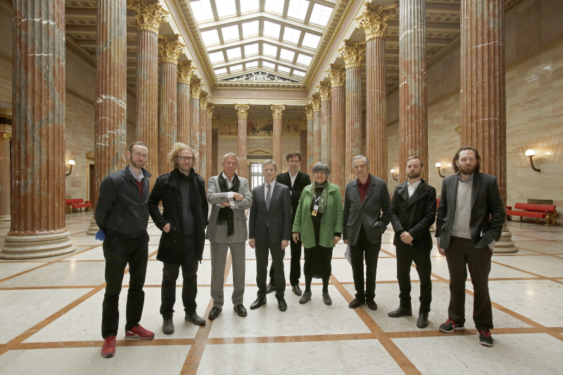 Das Organisationsteam zusammen mit Kanzleramtsminister Josef Ostermayer (4.v.li.)