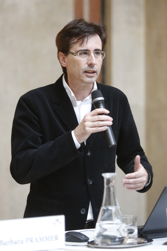 Ausstellungskurator und Kommissär Christian Kühn  am Rednerpult