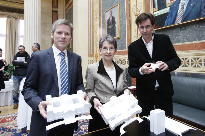 v.li.: Kanzleramtsminister Josef Ostermayer, Nationalratspräsidentin Barbara Prammer und Ausstellungskurator und Kommissär Christian Kühn präsentieren die Parlamentsmodelle