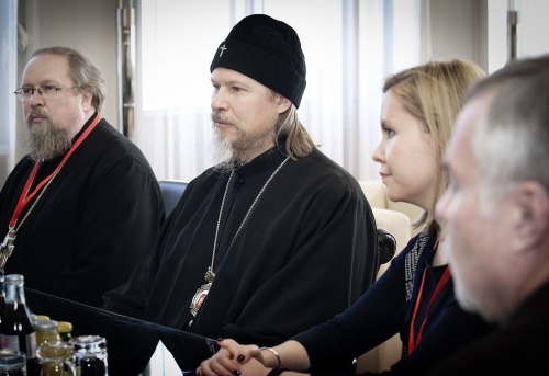 v.li: der Russische Erzbischofs Vladimir Tyschuk und SE Erzbischof Mark von Egor'evsk bei der Aussprache