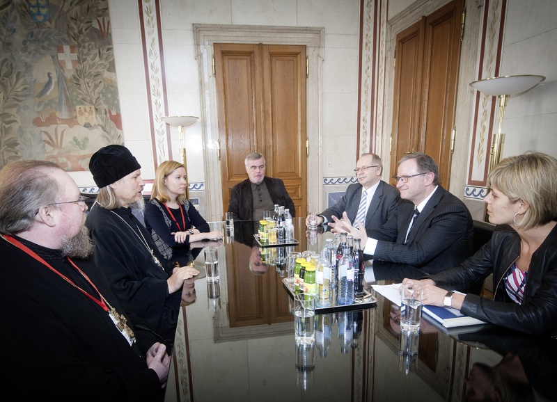 Bei der aussprache. Linke Bildhälfte die Russische Delegation mit dem Russischen Erzbischofs Vladimir Tyschuk und SE Erzbischof Mark von Egor'evsk; rechte Bildhälfte 2. Nationalratspräsident Karlheinz Kopf (V)