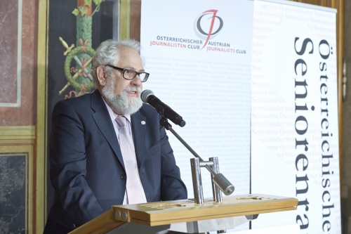 Der Präsident des Österreichischen Journalisten Clubs und Juryvorsitzender Fred Turnheim am Rednerpult