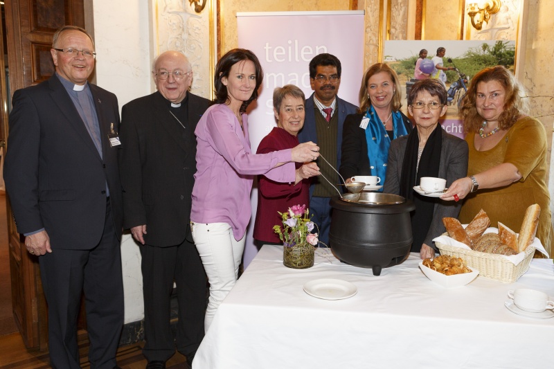 v.li.: Abt Martin Felhofer, Apostolischer Nuntius Erzbischof Peter Stephan Zurbriggen, Klubobfrau Eva Glawischnig-Piesczek (G), Margit Fischer, Leiter der kfb-Partnerorganisation Vaan Muhil Arockiasamy Britto, Vorsitzende der Katholischen Frauenbewegung Österreichs Barbara Haas, Nationalratspräsidentin Babara Prammer (S) und Nationalratsabgeordnete Petra Bayr (S)