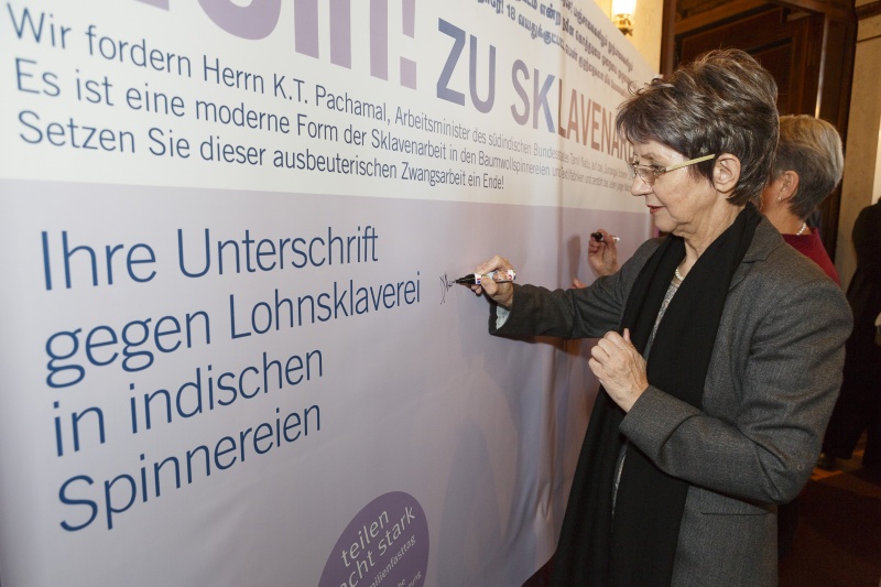 Nationalratspräsidentin Babara Prammer (S) unterschreibt gegen Sklaverei in indischen Spinnereien
