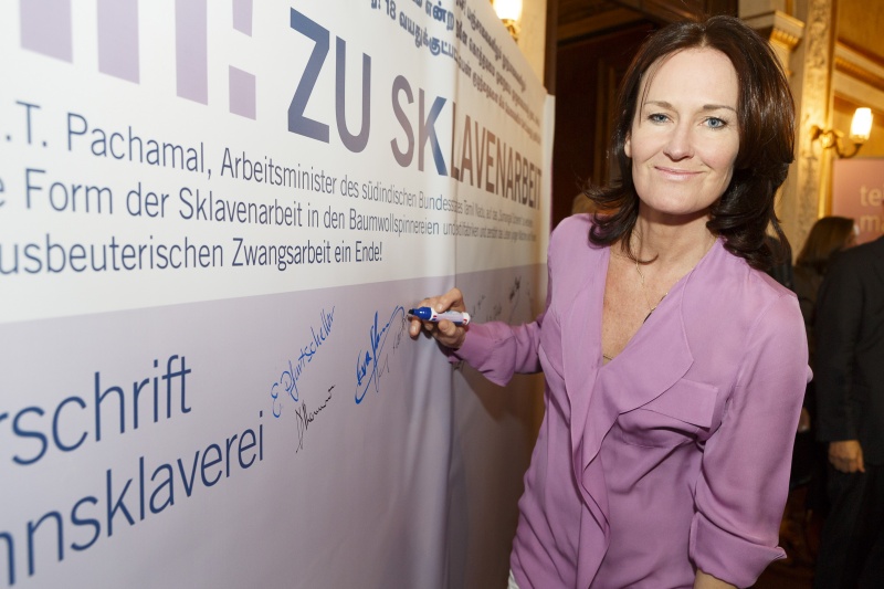 Klubobfrau Eva Glawischnig-Piesczek (G) unterschreibt gegen Sklaverei in indischen Spinnereien