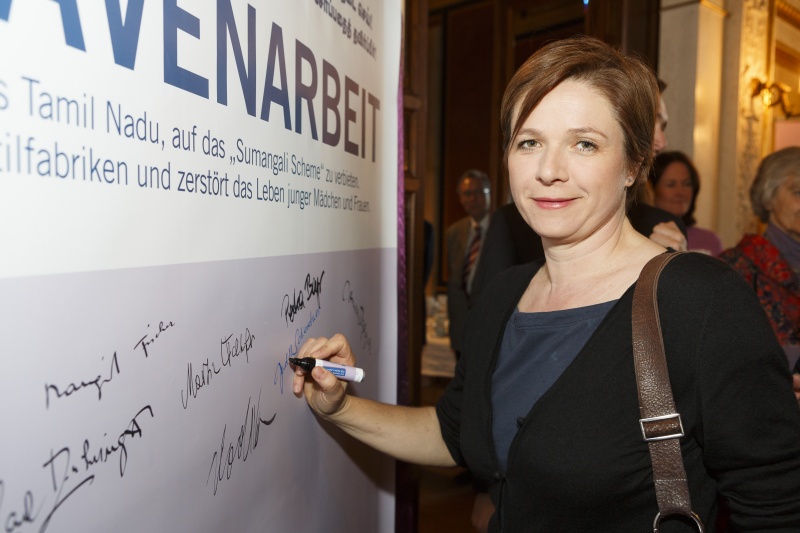 Nationalratsabgeordnete Judith Schwentner (G) unterschreibt gegen Sklaverei in indischen Spinnereien