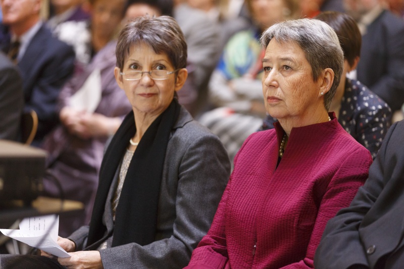 v.li.: Nationalratspräsidentin Babara Prammer (S) und Margit Fischer im Publikum