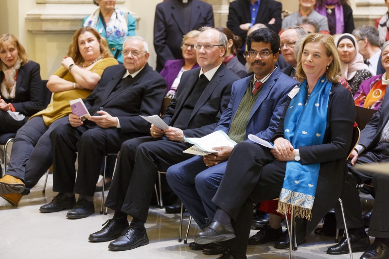 Blick Richtung VeranstaltungsteilnehmerInnen. Erste Reihe v.li.: Nationalratsabgeordnete Petra Bayr (S), Bischof Maximilian Aichern, Dioezesanbischof Alois Schwarz, Leiter der kfb-Partnerorganisation Vaan Muhil Arockiasamy Britto und Vorsitzende der Katholischen Frauenbewegung Österreichs Barbara Haas