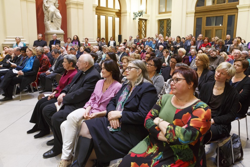 Blickrichtung VeranstaltungsteilnehmerInnen. Erste Reihe v.re.: Nationalratsabgeordnete Sabine Oberhauser (S), Terezija Stoisits, Klubobfrau Eva Glawischnig-Piesczek (G), Apostolischer Nuntius Erzbischof Peter Stephan Zurbriggen und Margit Fischer