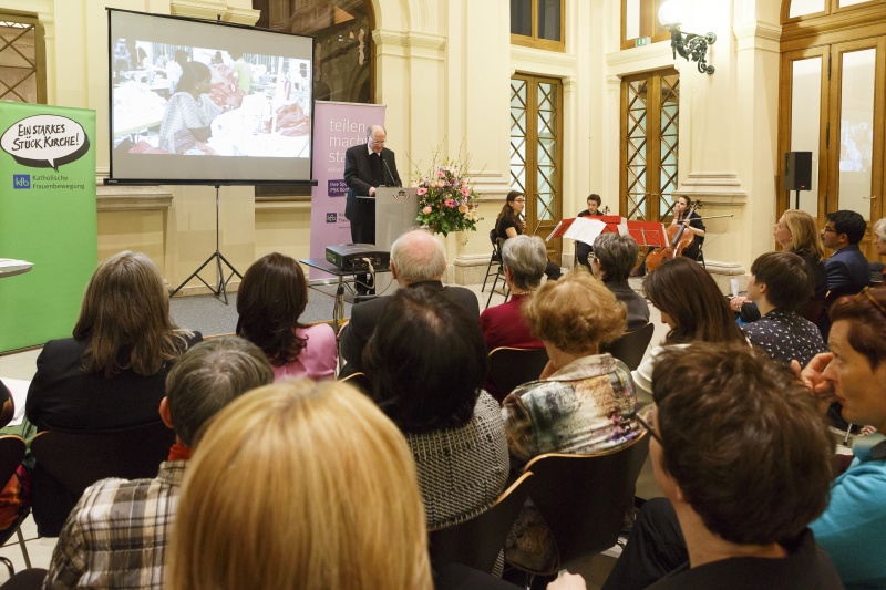 Blickrichtung VeranstaltunsteilnehmerInnen. Diözesanbischof Alois Schwarz am Rednerpult