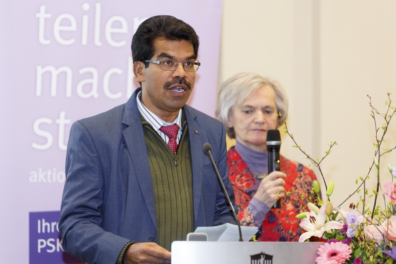 Leiter der kfb-Partnerorganisation Vaan Muhil Arockiasamy Britto und Übersetzerin am Rednerpult