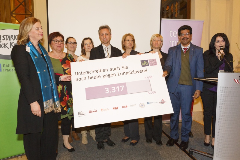 Vorsitzende der Katholischen Frauenbewegung Österreichs Barbara Haas (li.), ÖGB-Vizepräsidentin Sabine Oberhauser (2.v.li.), Leiter der kfb-Partnerorganisation Vaan Muhil Arockiasamy Britto (2.v.re.) und Moderatorin Sylvia Reim (re.) präsentieren mit den KooperationspartnerInnen die Unterschriftenaktion gegen Lohnsklaverei