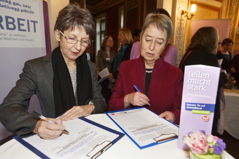 Nationalratspräsidentin Babara Prammer (S) und Margit Fischer unterschreiben gegen Sklaverei in indischen Spinnereien