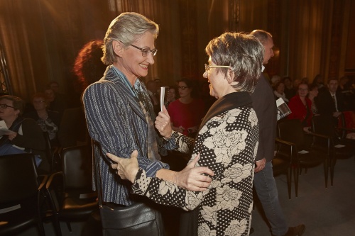 Bundesministerin a.D Claudia Schmied begrüßt durch Nationalratspräsidentin Barbara Prammer (S)