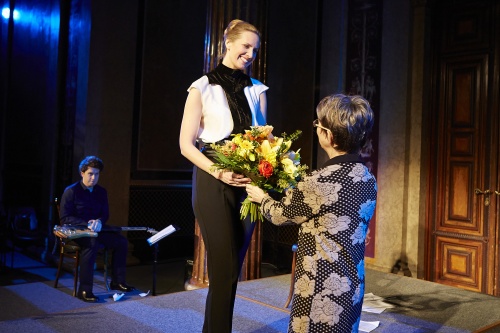 Schauspielerin Maxi Blaha bekommt Blumen von Nationalratspräsidentin Barbara Prammer (S)