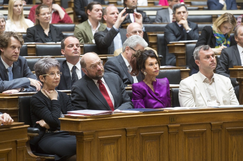 Blick Richtung VeranstaltungsteilnehmerInnen. 1. Reihe v.li.: Nationalratspräsidentin Babara Prammer (S), Präsident des Europäischen Parlaments Martin Schulz, Vizepräsidentin des Verfassungsgerichtshofs Brigitte Bierlein und Dritter Präsident des Nationalrates Norbert Hofer (F)
