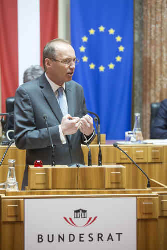 Der Vizepräsidenten des Europäischen Parlaments Othmar Karas am Rednerpult