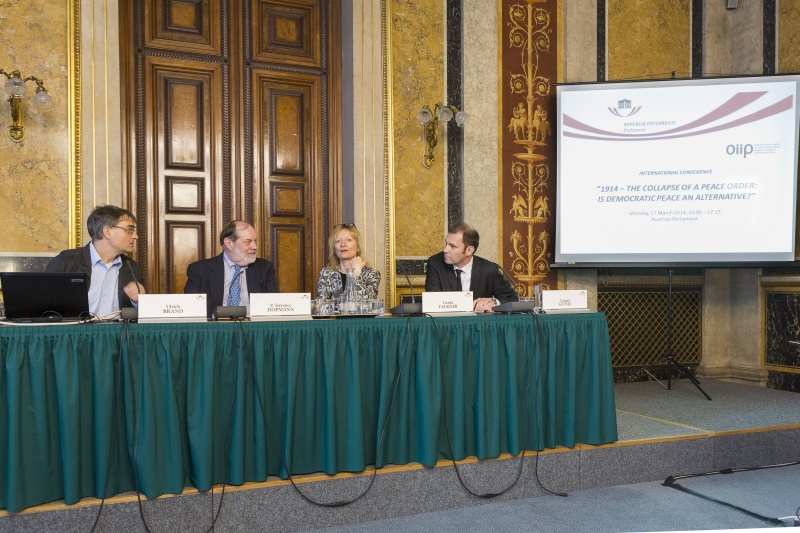 Podium v.li.: Universität Wien Ulrich Brand, Johns Hopkins University Washington P. Terrence Hopmann, Institut für europäische Integrationsforschung der Universität Wien Gerda Falkner und Österreichisches Institut für Internationale Politik Cengiz Guenay am Podium