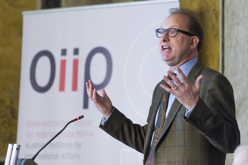 University of Bath Adrian Hyde-Price am Rednerpult