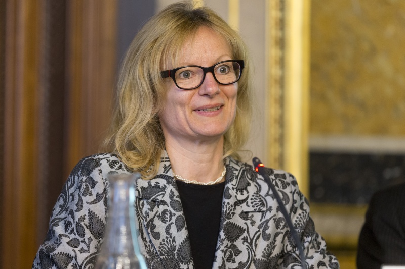 Institut für europäische Integrationsforschung der Universität Wien Gerda Falkner am Podium