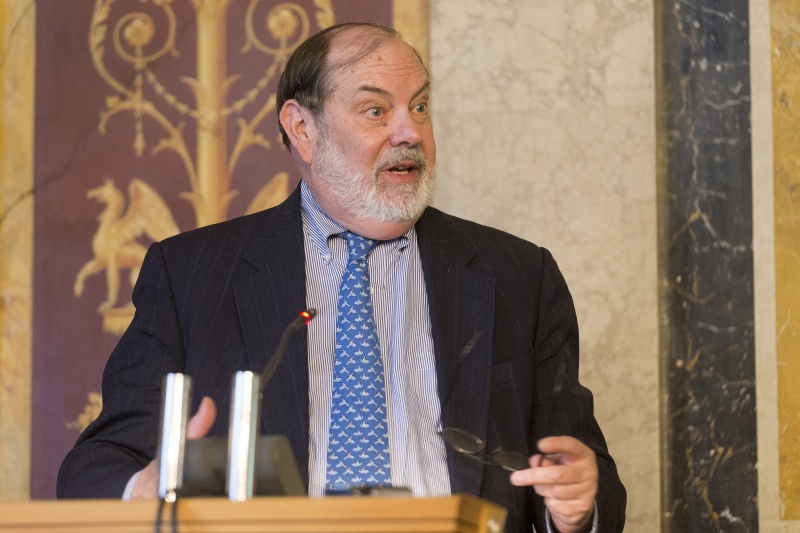 Johns Hopkins University Washington P. Terrence Hopmann am Rednerpult