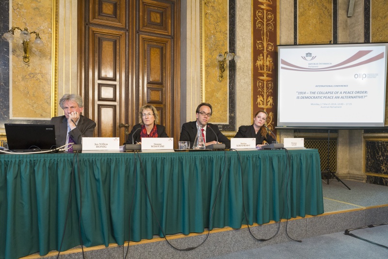 Podium v.li.: King´s College London Jan Willem Honig, Hessische Stiftung Friedens- und Konfliktforschung Simone Wisotzki, Diplomatische Akademie Wien Markus Kornprobst und European Union Institute for Security Studies Paris Florence Gaub am Podium
