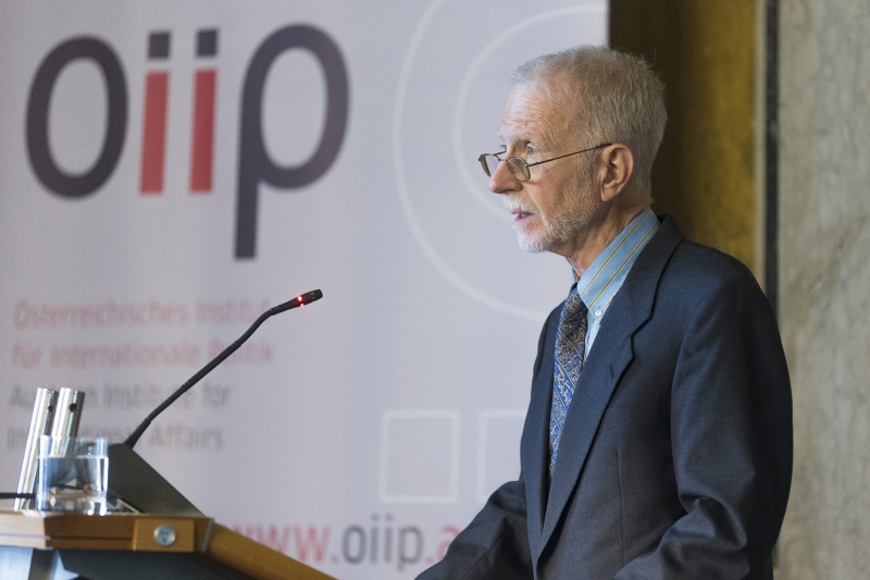 Yale University Bruce Russett am Rednerpult