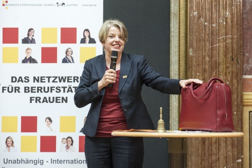 Praesidentin Business & Professional Women Austria Christa Kirchmair erklaert den Hintergrund der roten Handtasche.