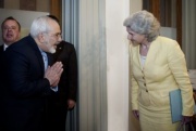 v.li.: Außenministers Mohammad Javad Zarif begrüßt Nationalratsabgeordnete Barbara Rosenkranz (F)