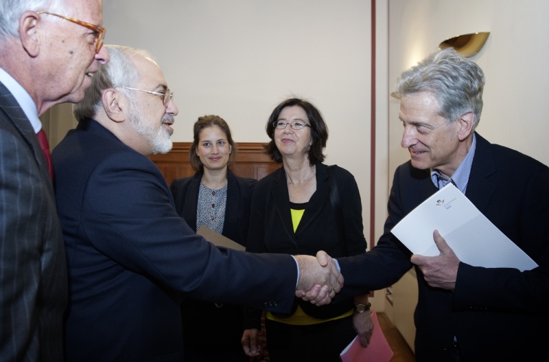 v.li.: Präsident der Österreichisch-Iranischen Gesellschaft Bundesminister a. D. Werner Fasslabend,  Außenminister Mohammad Javad Zarif begrüßt Nationalratsabgeordneten Josef Cap (S). Im Hintergrund Nationalratsabgeordnete Christine Muttonen (S).