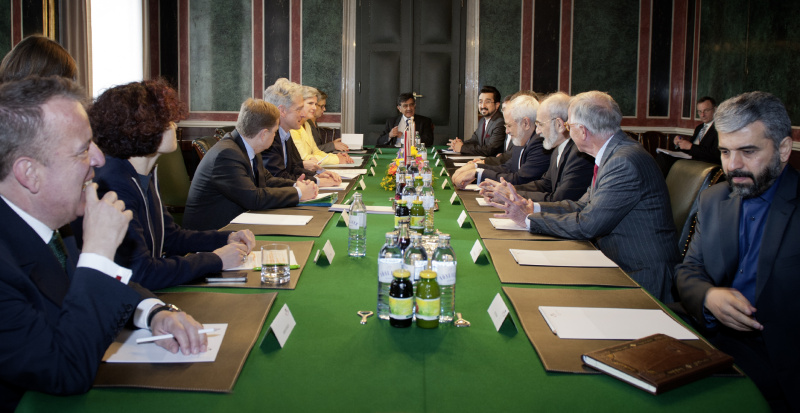 Aussprache. Linke Seite die österreichische Delegation. Rechte Seite die Iranische Delegation.