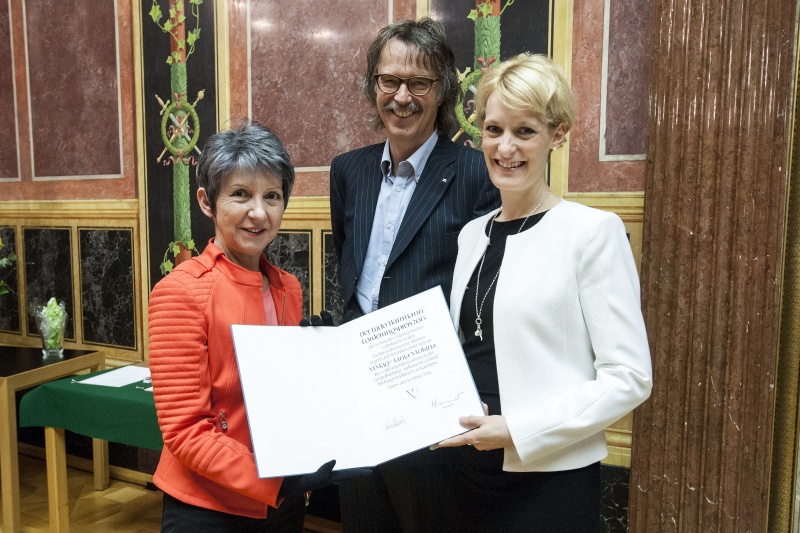v.li.: Nationalratspräsidentin Barbara Prammer (S), stellvertretender Vorstandsvorsitzender des VÖV Gerwin Müller und Preisträgerin Tanja Mokina mit Urkunde