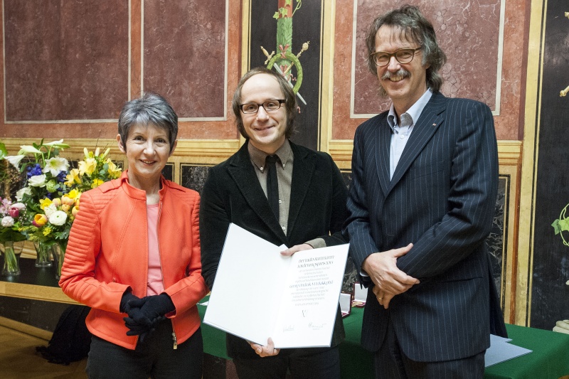 v.li.: Nationalratspräsidentin Barbara Prammer (S), Preisträger Georg Ondrak und der stellvertretende Vorstandsvorsitzende des VÖV Gerwin Müller