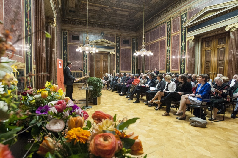 Blick in Richtung VeranstalutngsteilnehmerInnen mit dem Generalsekretär des VÖV Gerhard Bisovsky am Rednerpult